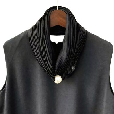 Pleated Magnetic Pearl Scarf in Black-OS